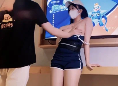 Nhân viên bán TV xinh đẹp với vị khách may mắn