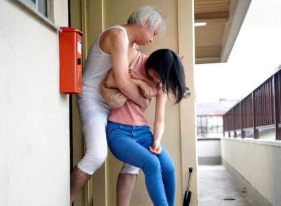 Người vợ trẻ bị bố chồng già đụ