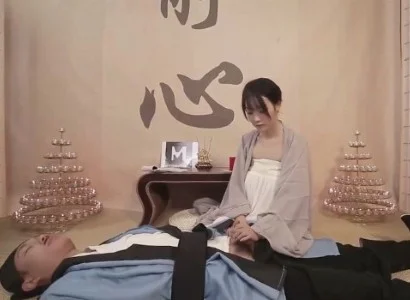 Người nữ tu giúp vị đạo sĩ bị thương