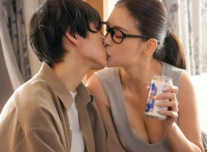 Chàng trai vừa bị cắm sừng được chị hàng xóm dỗ dành và vỗ về