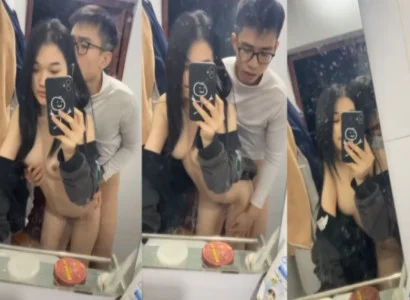 Hai người trẻ làm tình với nhau trước gương