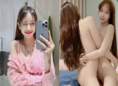 Lâm Thái Vy cùng cô bạn thân móc bím trên chương trình phát trực tiếp