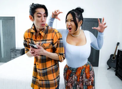 Con trai nọ làm cho mẹ kế xăm trổ hàng múp lên đỉnh